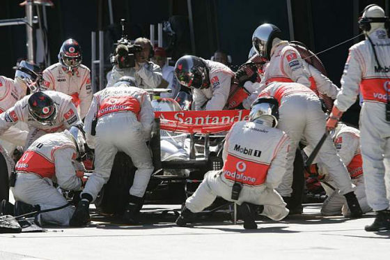 Erster Erfolg für McLaren-Mercedes. In der Boxengasse ist das Team von der 22. in die 5. Garage vorgefahren.