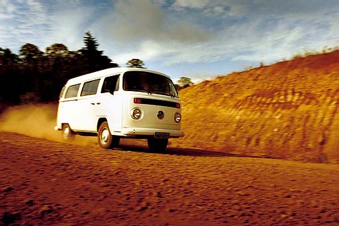 Abseits der großen Durchzugsstraßen lernt man schon bald die gute Traktion, die überdurchschnittliche Bodenfreiheit und die anspruchslose Technik des VW T2 schätzen.