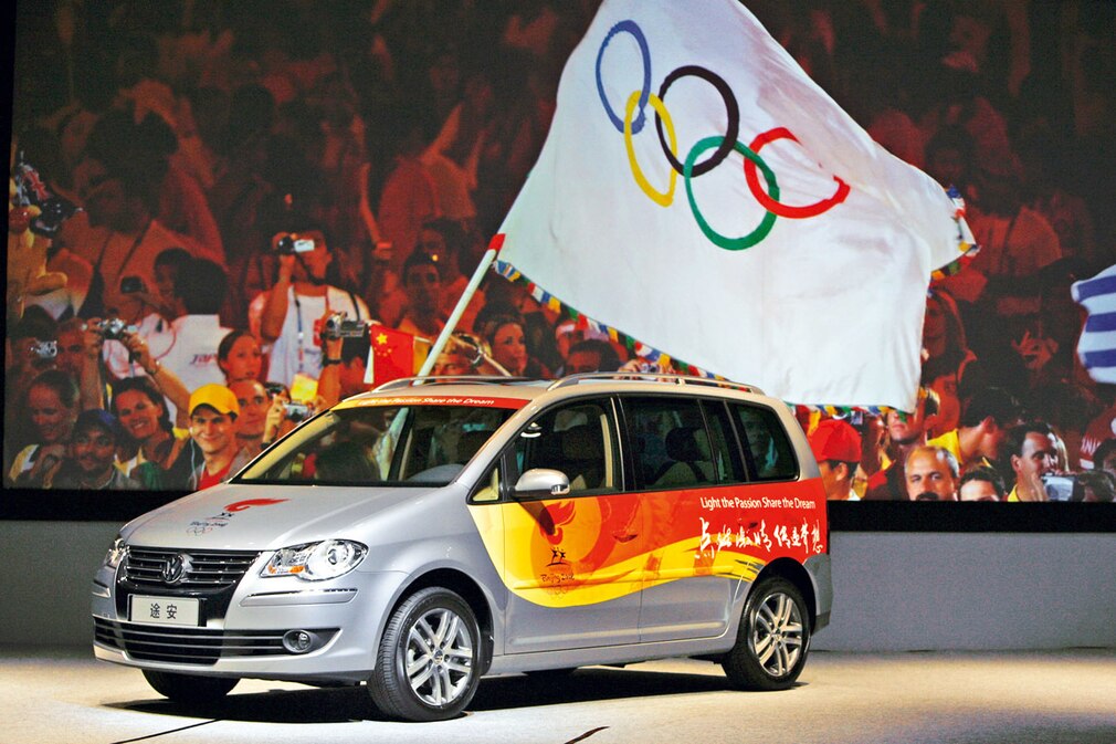 Ein Volkswagen Touran wirbt für die Olympiade in Peking