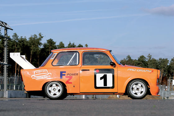 Schon in der DDR hatte der Rennsport mit Tourenwagen Tradition. Heute messen sich die rasenden Trabbis im TLRC-Cup.
