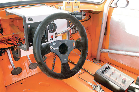 Der Innenraum ist auch im Race-Trabbi spartanisch vermittelt aber deutlich Motorsport-Feeling.