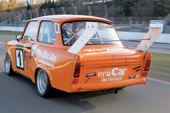 Mit der "Rennpappe am Limit - da ist der Monsterflügel am Heck eine Notwendigkeit.