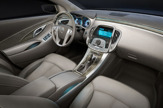 Innen peppt Buick den Invicta mit Aluminium und Leder auf.