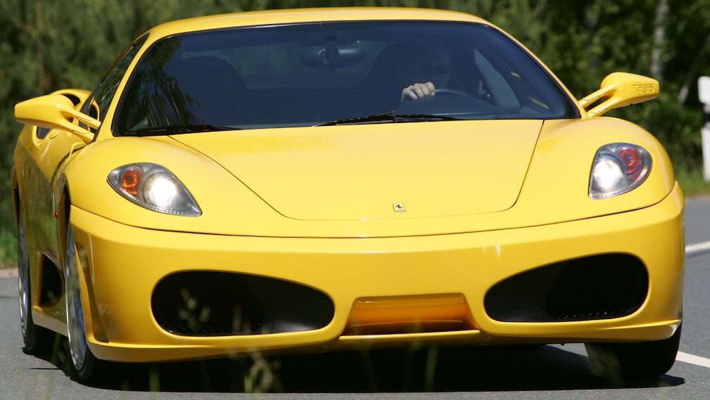 Ferrari F430 fahrend von vorn.