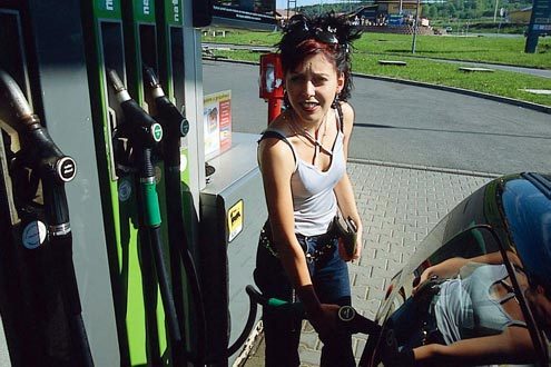 Frau beim Tanken