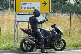 Der Fall Mika: Seit Jahren macht ein durchgeknallter Schwede Videos von sich mit 300 Sachen auf Europas Autobahnen.