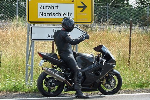 Der Fall Mika: Seit Jahren macht ein durchgeknallter Schwede Videos von sich mit 300 Sachen auf Europas Autobahnen.