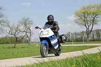 Die BMW K 1200 S ist serienmäßig mit ABS ausgerüstet. Doch viele Bikes haben das nicht.