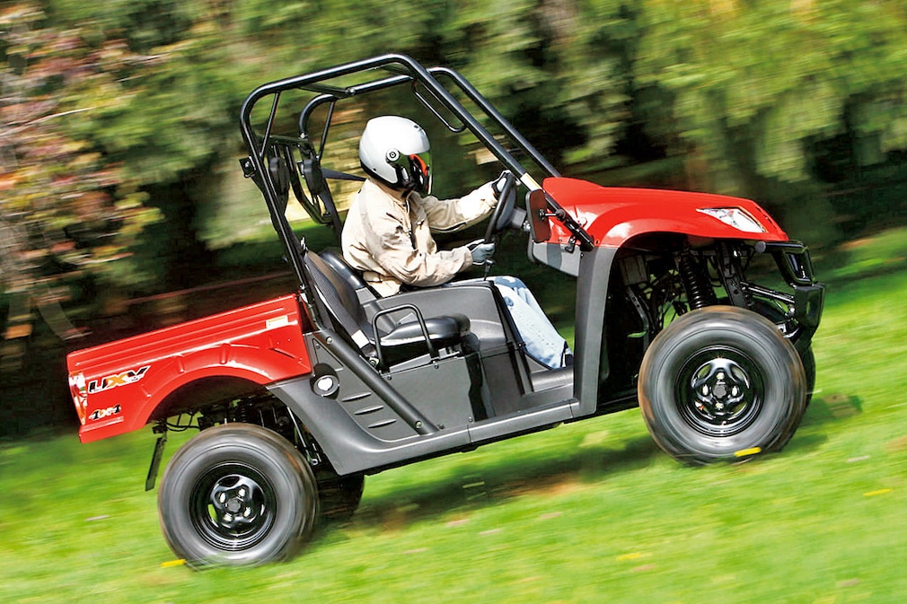 Das Geländenutzfahrzeug ist eine Mischung aus Quad und Pick-up.