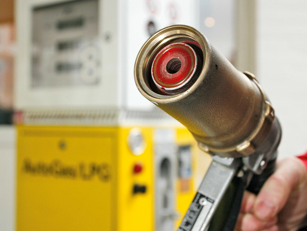 Autofahren mit Gas: Warum Gasfahrer für den halben Preis tanken! - AUTO BILD