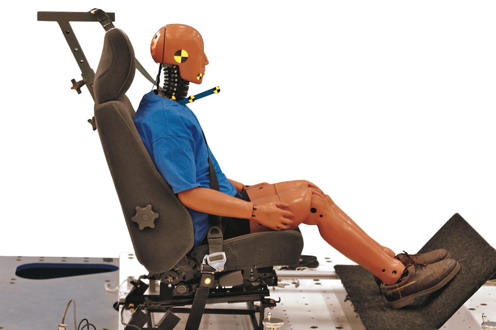Dummy während eines Crashtests mit Autositzen