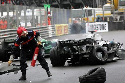 Böse erwischt: In Runde 62 setzte Nico Rosberg seinen Williams frontal in die Pistenbegrenzung.