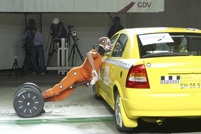 Segway als Waffe: Crashversuch mit Elektro-Roller.