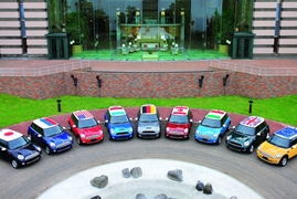 BMW demonstriert mit bunten Minis vor dem G8-Gipfelhotel