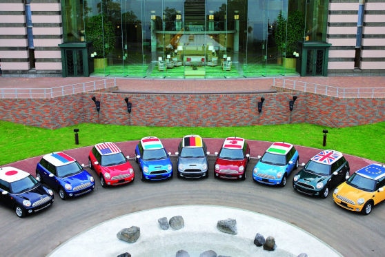 BMW demonstriert mit bunten Minis vor dem G8-Gipfelhotel