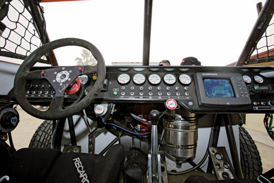 Ein paar klassische Rundinstumente, eine Reihe massiv-metallener Schalter - viel mehr gibt es im Cockpit nicht zu bedienen.