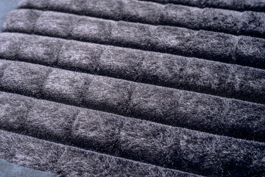 Detailaufnahme der weichen, flauschigen Materialoberfläche auf der Sitzfläche der Heizmatte