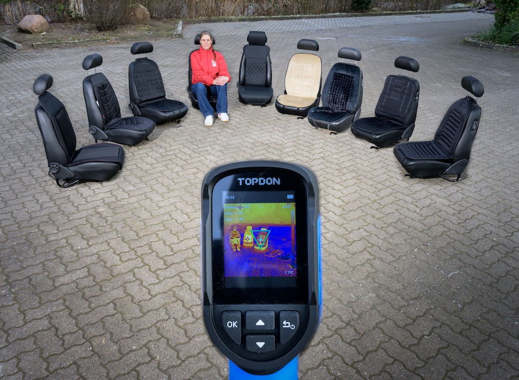 Neun Autositze mit unterschiedlichen Sitzheizauflagen, auf einem Sitz sitzt eine Person, auf die eine Wärmebildkamera gerichtet ist.