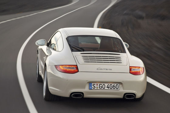 Porsche spendierte dem aufgefrischten 911 neue Rückleuchten mit LED-Technik. Die Heckschürze wurde modifiziert.