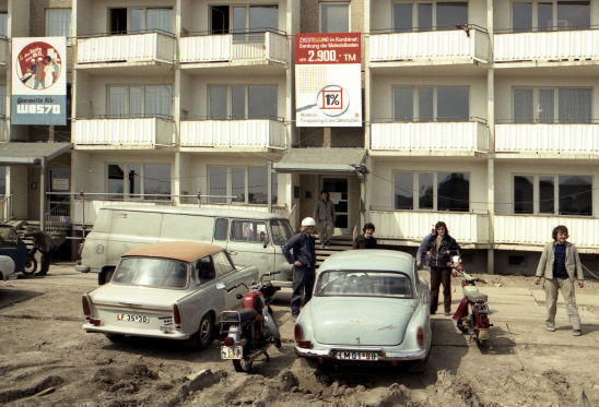 Das Auto im Sozialismus: Plattenbau mit Wartburg, Trabi und Barkas-Lieferwagen.