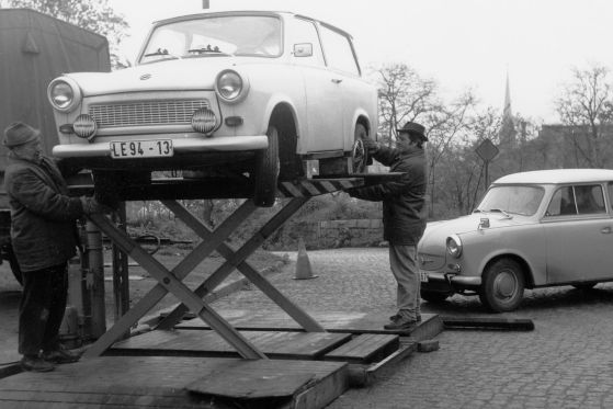 Das Auto im Sozialismus: Trabant auf der Hebebühne.