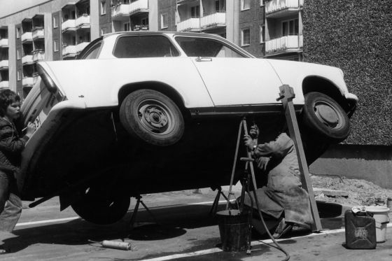 Das Auto im Sozialismus: Improvisierte Trabi-Werkstatt.