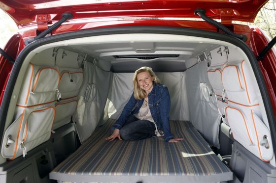 Frau auf Campingbett