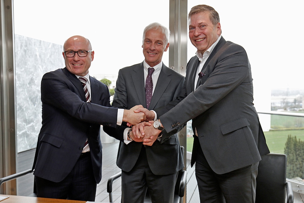 Bernhard Maier, Vorstandsvorsitzender von Skoda Auto, Matthias Müller, Vorstandsvorsitzender der Volkswagen AG und Günther Butschek, CEO und Managing Director von Tata Motors Ltd. (v.l.)