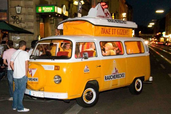 Marketing-Idee: VW T2 als rollende Raucherecke