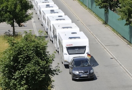 16 Caravans Marke Dethleffs zog der Toyota 100 Meter weit