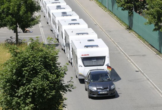 16 Caravans Marke Dethleffs zog der Toyota 100 Meter weit