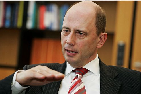 Verkehrsminister Tiefensee will mit Masterplan Verkehrsinfarkt verhindern.