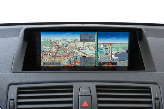 Das Navigationssystem Professional stellt im Display auch Internet-Seiten dar.