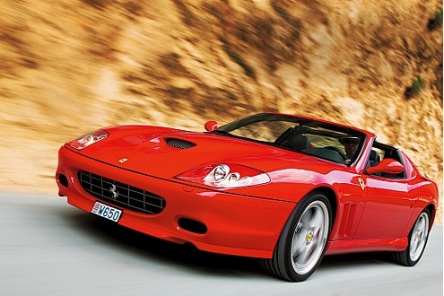 Obwohl der Sonnendach-Ferrari stattliche 1750 Kilo wiegt, ist er ein echter Sportwagen.