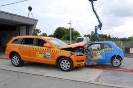 Crashtest Audi Q7 Fiat 500