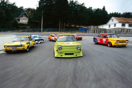 Youngtimer flitzen durch die La Source in Spa/Belgien