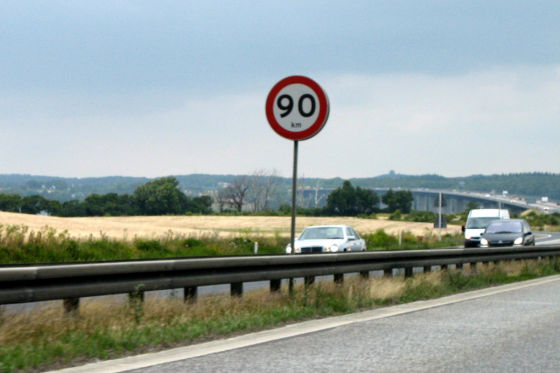 Meist ist gemütliches Tuckern mit 90 km/h angesagt. So viel ist auf schwedischen Landstraßen erlaubt.