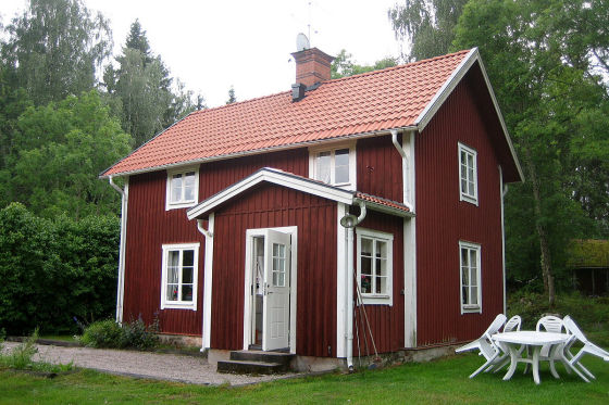 Ein typisches Schweden-Ferienhäuschen. Ab rund 600 Euro ist eine Woche Einsamkeit und Gemütlichkeit garantiert.