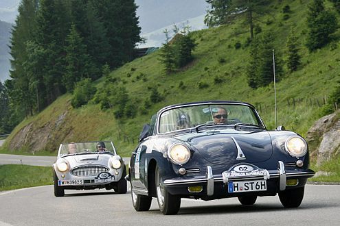 ADAC senkt die Preise für Oldtimer-Pässe.