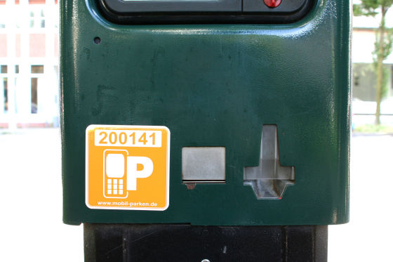 Parkautomat mit Aufkleber