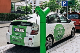 Toyota Prius beim Stromtanken