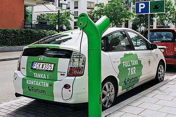 Toyota Prius beim Stromtanken