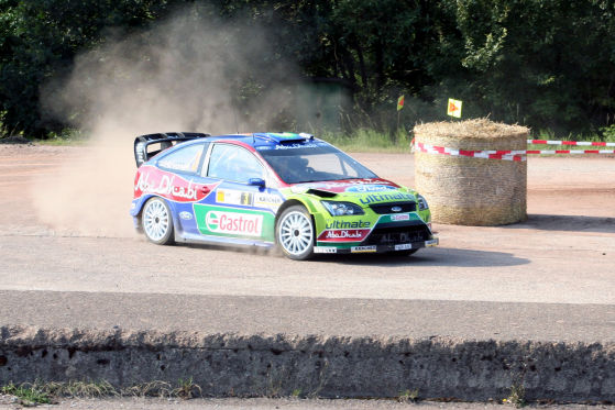 Für Hirvonen (Ford Focus WRC) ist auf Asphalt kein Blumenmtopf gegen den Weltmeister zu holen.