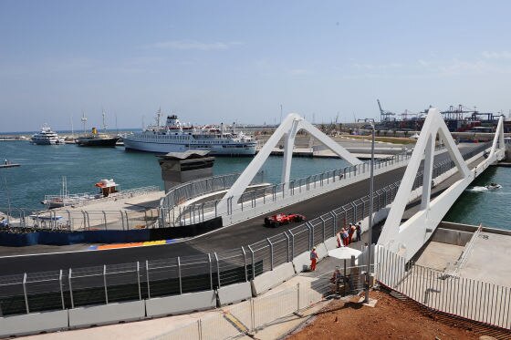 Der Kurs von Valencia erscheint wie eine Mischung von Montreal und Monaco. Spektakulär: Die Brücke über den Hafen.