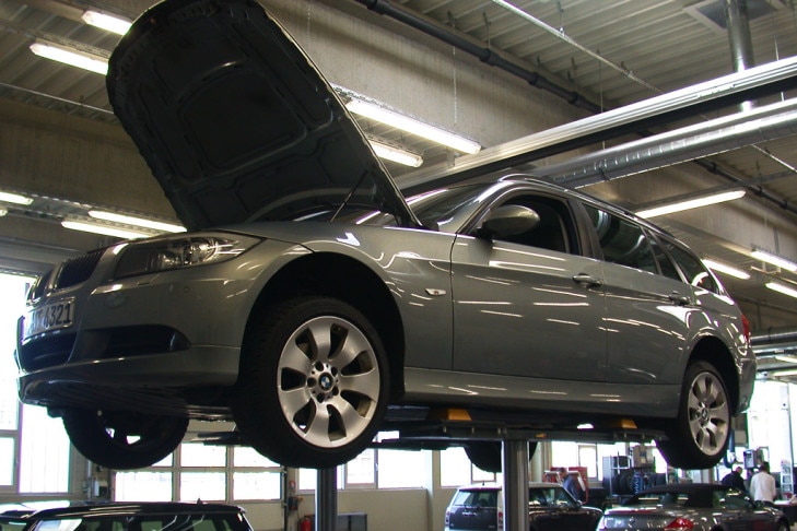 BMW 320i Touring Hebebühne Werkstatt