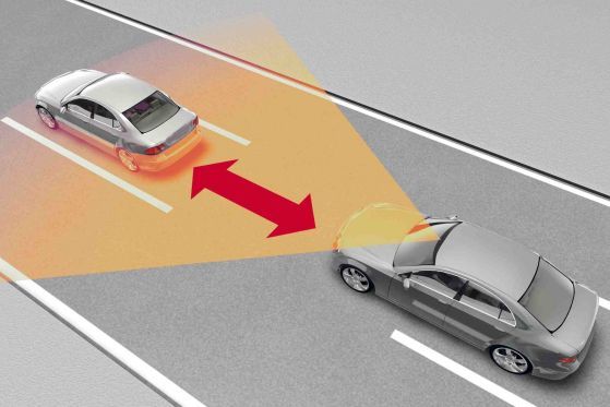 Assistenzsysteme wie der Abstandswarner verhindern nachweislich schwere Unfälle.