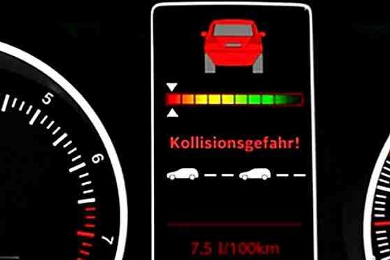 So signalisiert der Abstandswarner einen drohenden Auffahrunfall.