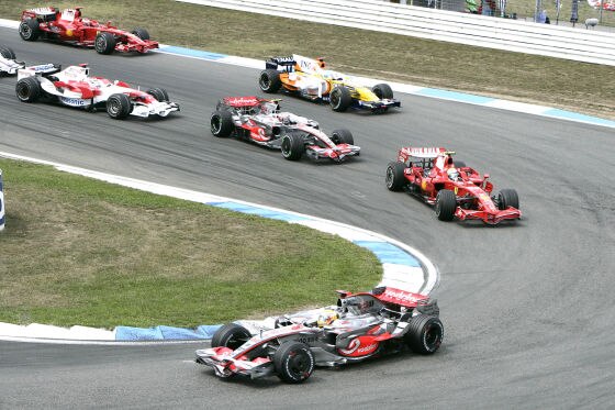 Formel 1 2008, GP von Belgien in Spa, 1. Kurve: Hamilton vor Räikkönen
