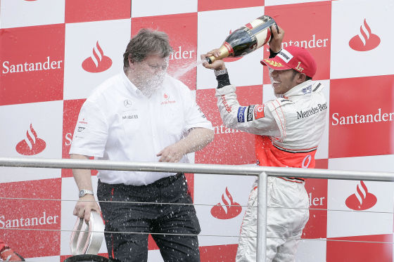 Nach dem Rennen feierten Hamilton und Mercedes-Sportchef Haug – aber die Freude dauerte nur zweieinahalb Stunden.