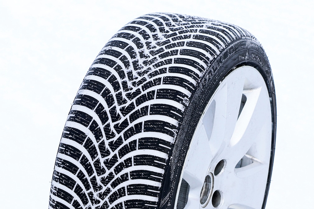 Falken Eurowinter HS01 - Winterreifen 225/40 R 18